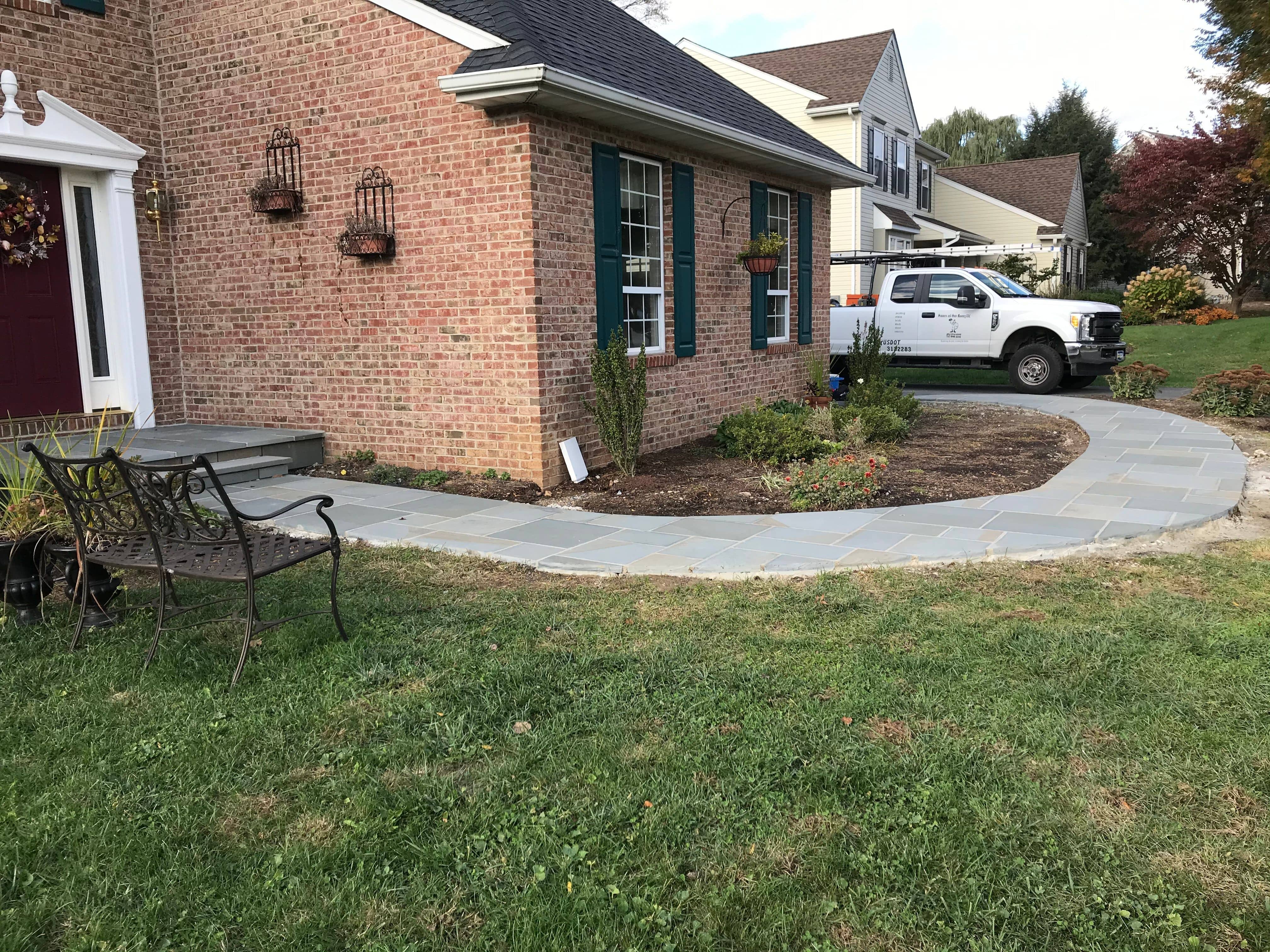 Newly Installed Flagstone Walkway. This project was located in Kennett
Square Pennsylvania