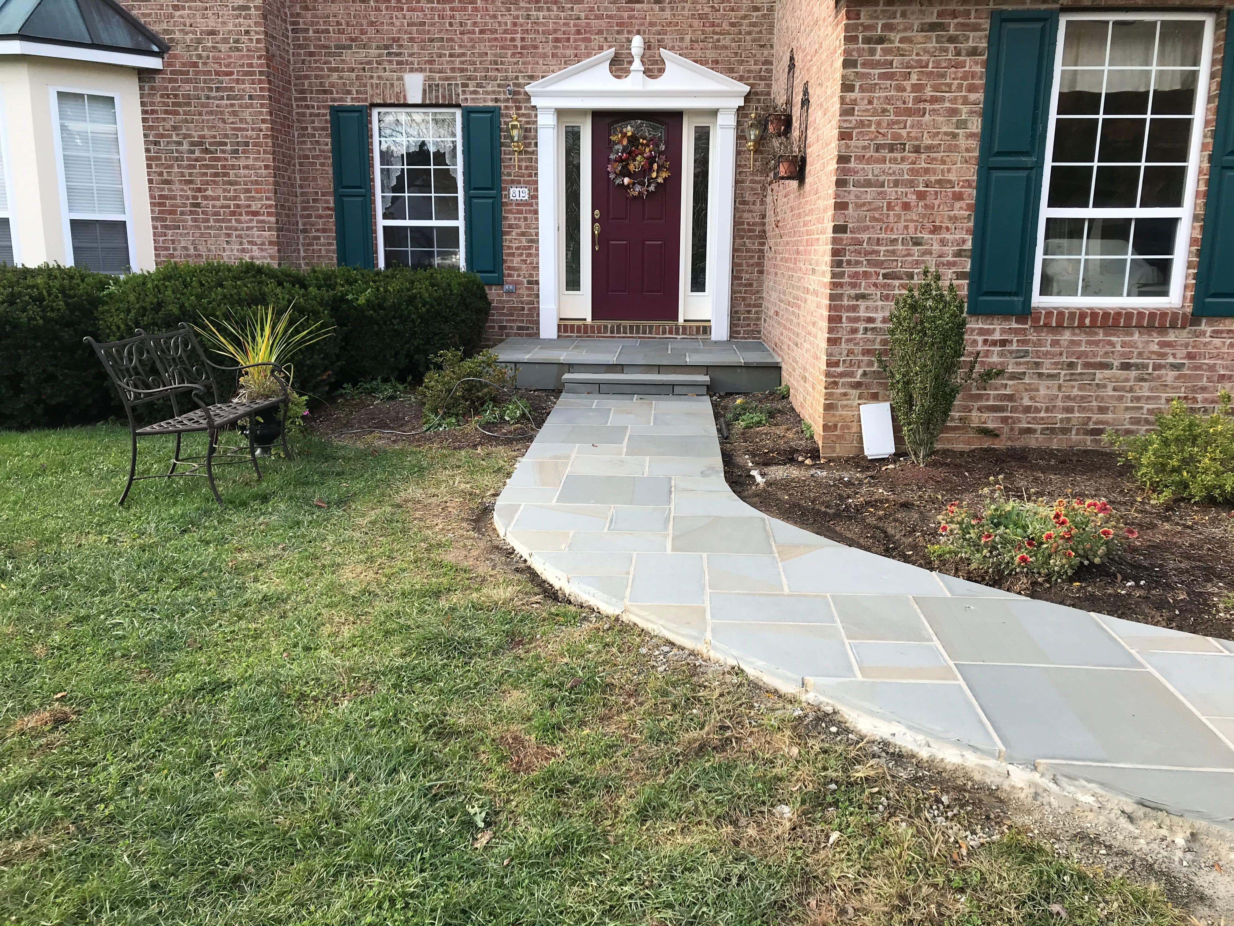 Newly Installed Flagstone Walkway. This project was located in Kennett
Square Pennsylvania
